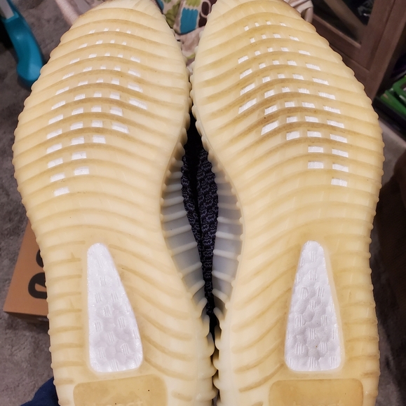 Yeezy Boost 350 V2 Carbon main image 4